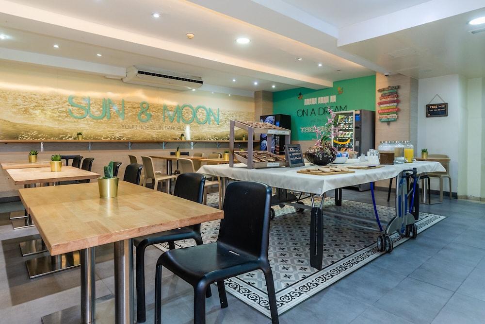 Sun & Moon Hostel Barcelona Exterior photo
