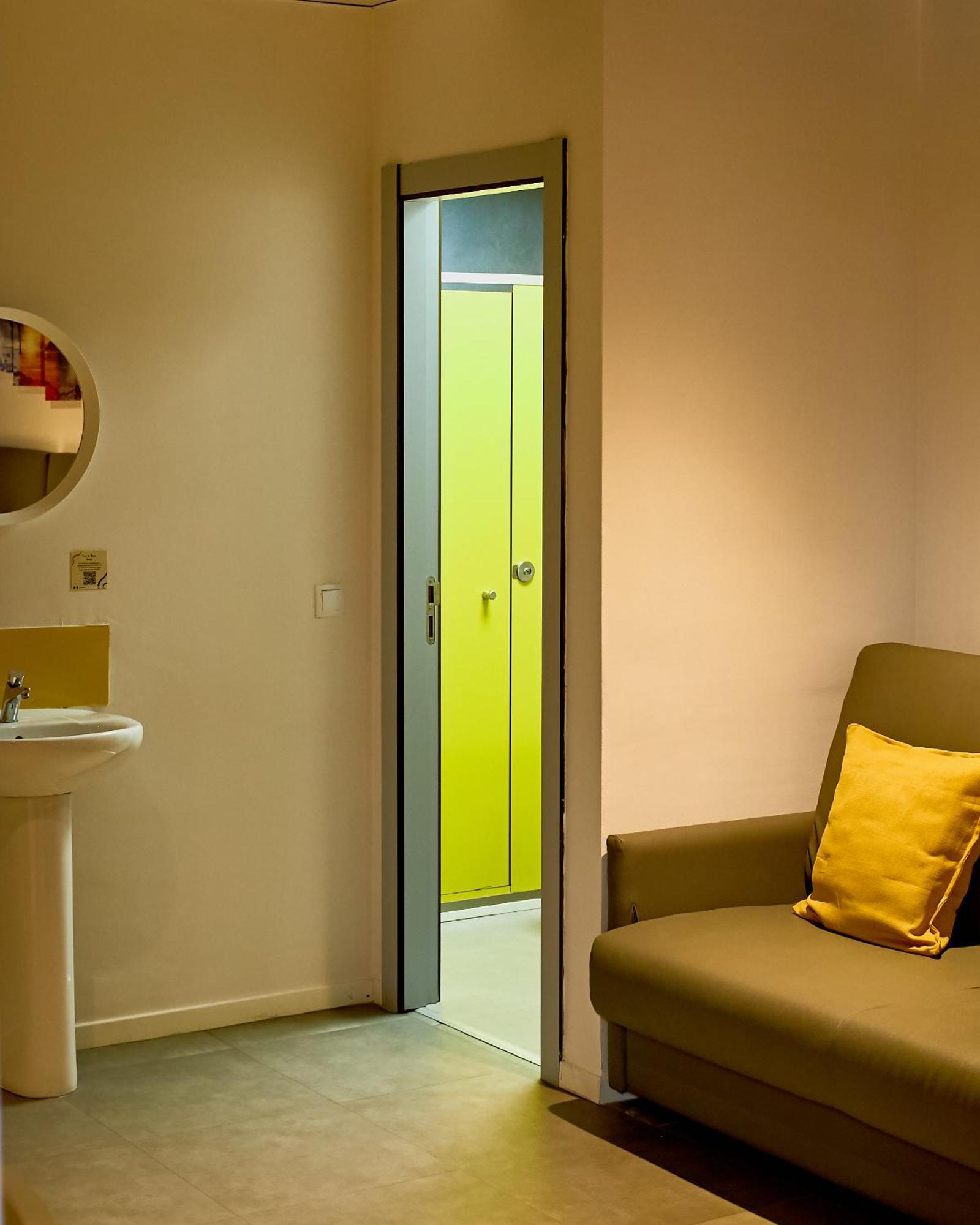Sun & Moon Hostel Barcelona Exterior photo