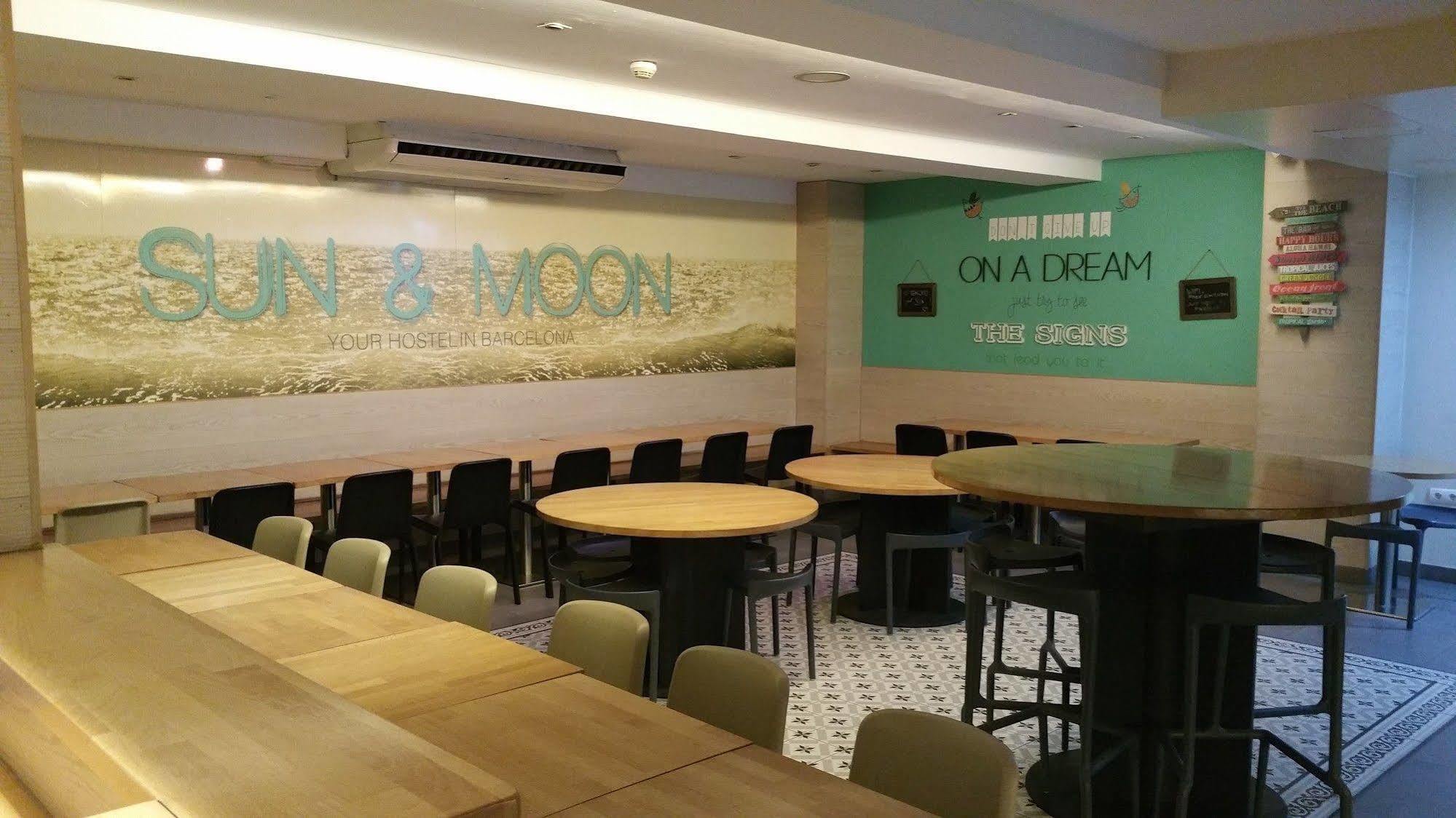 Sun & Moon Hostel Barcelona Exterior photo